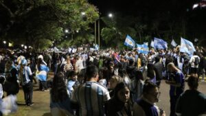 La Costanera fue una fiesta: una marea celeste y blanca copó Posadas tras el pase de Argentina a la final La Costanera fue una fiesta: una marea celeste y blanca copó Posadas tras el pase de Argentina a la final imagen-1