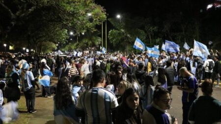 La Costanera fue una fiesta: una marea celeste y blanca copó Posadas tras el pase de Argentina a la final imagen-11
