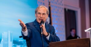 Greg Abbott anuncia 5,5 millones de dólares para formar médicos de atención primaria en Texas Greg Abbott anuncia 5,5 millones de dólares para formar médicos de atención primaria en Texas imagen-4