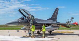 Los pilotos de guerra ya vuelan solos los F16, pero cobran $1,2 millón al mes y crece el éxodo del personal militar Los pilotos de guerra ya vuelan solos los F16, pero cobran $1,2 millón al mes y crece el éxodo del personal militar imagen-4