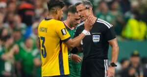 La AFA se «copia» del Mundial 2026: llega la «Ley Prestianni» y los árbitros aplicarán las reglas de los laterales y de los saques de arco La AFA se "copia" del Mundial 2026: llega la "Ley Prestianni" y los árbitros aplicarán las reglas de los laterales y de los saques de arco imagen-4