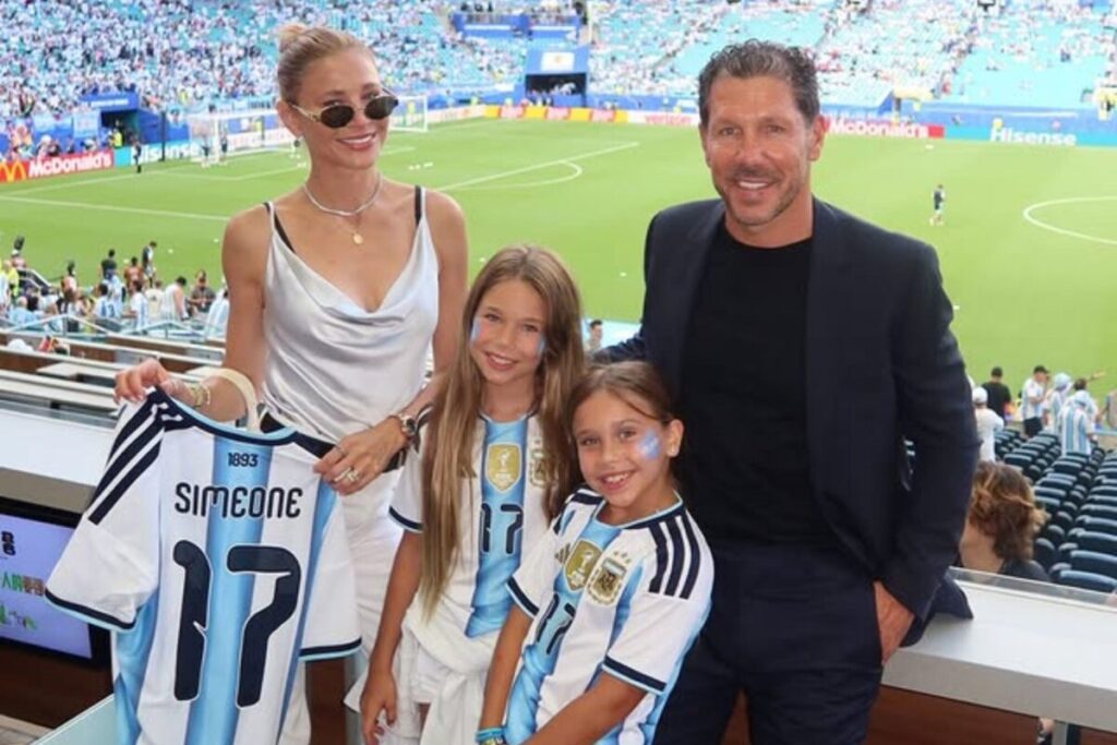Carla Pereyra y el Cholo Simeone: look top para alentar a la Argentina y un paso de baile que se viralizó imagen-5