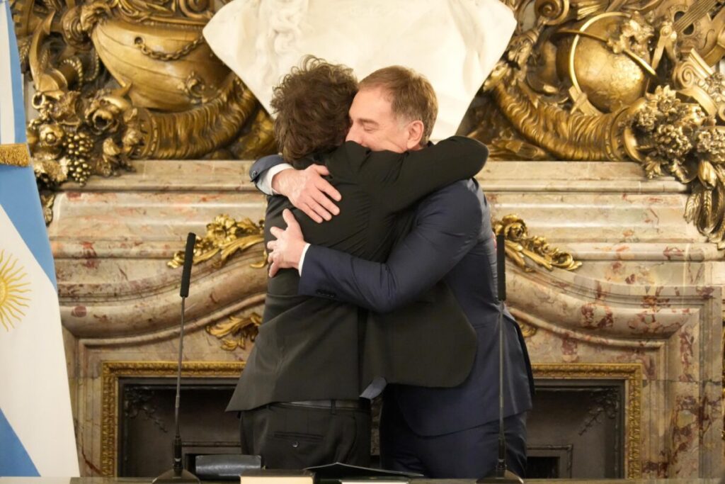 Javier Milei y sus medidas, en vivo: Santilli asumió como jefe de Gabinete y el Presidente se reúne con legisladores libertarios Javier Milei y sus medidas, en vivo: Santilli asumió como jefe de Gabinete y el Presidente se reúne con legisladores libertarios imagen-104