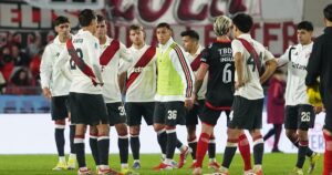 River tuvo los debuts de Nico Otamendi y Ángel Correa pero Barracas hizo historia y ganó en el Monumental imagen-4