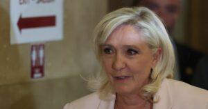 "Con brazalete o sin candidatura": el futuro político de Marine Le Pen en jaque tras un veredicto de la Justicia imagen-3