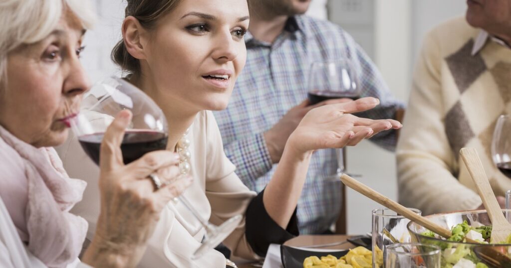 La psicología dice que las personas que se van de una fiesta sin avisar no son mal educadas, sino que agotaron su batería social: notan que ya no queda margen para seguir bien, que cualquier minuto extra genera irritación, bloqueo o agotamiento imagen-97