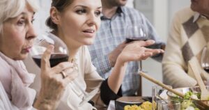 La psicología dice que las personas que se van de una fiesta sin avisar no son mal educadas, sino que agotaron su batería social: notan que ya no queda margen para seguir bien, que cualquier minuto extra genera irritación, bloqueo o agotamiento imagen-2