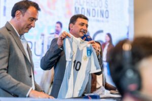 Lionel Messi: una camiseta firmada por el capitán argentino se vendió en $23 millones en la Rural Lionel Messi: una camiseta firmada por el capitán argentino se vendió en $23 millones en la Rural imagen-3