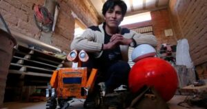 A los 17 años, un joven sin estudios técnicos construyó robots funcionales con piezas que encontró en la basura: desechos de celulares, electrodomésticos, juguetes y computadoras imagen-4