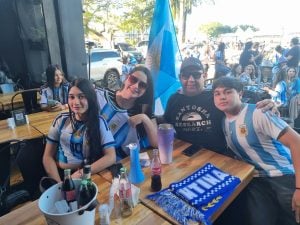 Así se vive la previa de Argentina-Inglaterra en los bares de Posadas: expectativa, cábalas y la ilusión por otra final Así se vive la previa de Argentina-Inglaterra en los bares de Posadas: expectativa, cábalas y la ilusión por otra final imagen-7