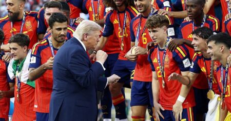 El insólito momento de Trump en la premiación de España El insólito momento de Trump en la premiación de España imagen-15