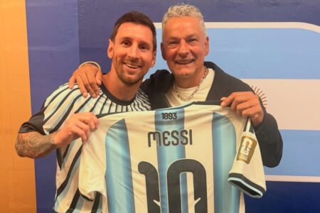 Lionel Messi le regaló su camiseta a Roberto Baggio después del triunfo de la Argentina ante Suiza imagen-5