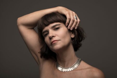 Barbarita Palacios: es la hija de una famosa vedette y cantante argentina y en su música conviven el folklore con el rock imagen-9