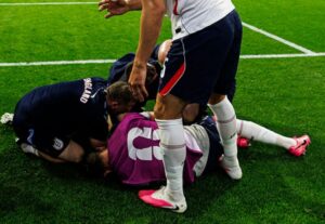 Un jugador de Inglaterra debió ser retirado en camilla pese a no haber jugado frente a México imagen-1