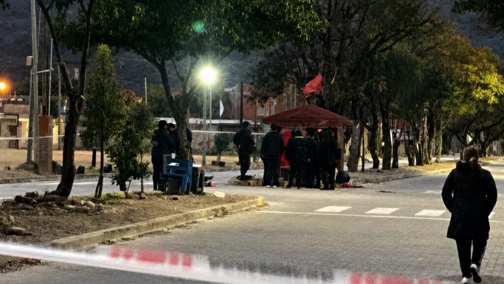 Investigan en Salta la muerte por ahorcamiento de una mujer de 35 años Investigan en Salta la muerte por ahorcamiento de una mujer de 35 años imagen-96