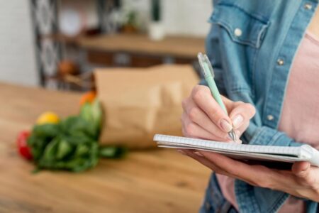 Qué dice la psicología sobre las personas que escriben la lista del supermercado en papel imagen-22