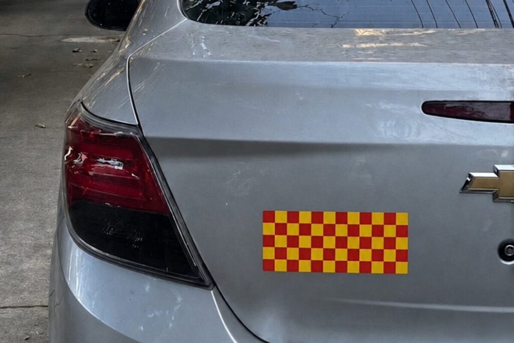 Qué significa la calcomanía de color rojo y amarillo en los autos y quiénes deben usarla imagen-97