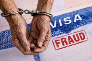 Uscis: sentencian a un hombre de 82 años por fraude de visas, con detención domiciliaria y multa de US$15.000 Uscis: sentencian a un hombre de 82 años por fraude de visas, con detención domiciliaria y multa de US$15.000 imagen-2