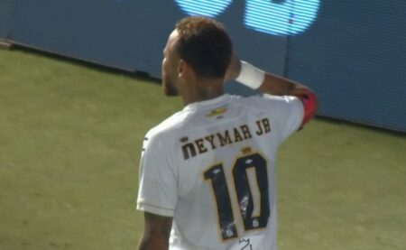 Neymar hizo dos goles y respondió con un festejo a las críticas por jugar al póker Neymar hizo dos goles y respondió con un festejo a las críticas por jugar al póker imagen-7