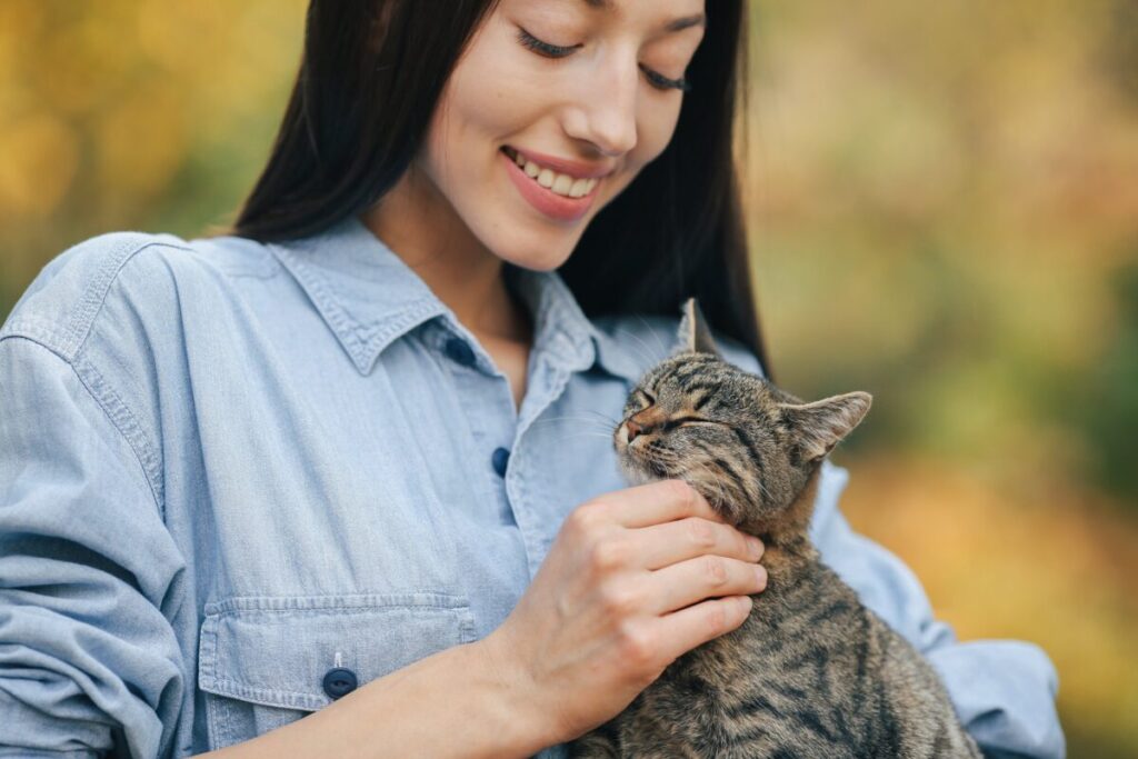 Las cinco señales de que un gato eligió a su persona favorita Las cinco señales de que un gato eligió a su persona favorita imagen-5