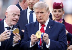 Cuti Romero evitó darle la mano a Donald Trump durante la entrega de medallas Cuti Romero evitó darle la mano a Donald Trump durante la entrega de medallas imagen-1