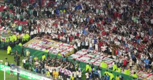 La insólita caída de Jordan Henderson: quiso festejar la clasificación de Inglaterra y tuvo que ser retirado en camilla del Azteca imagen-2