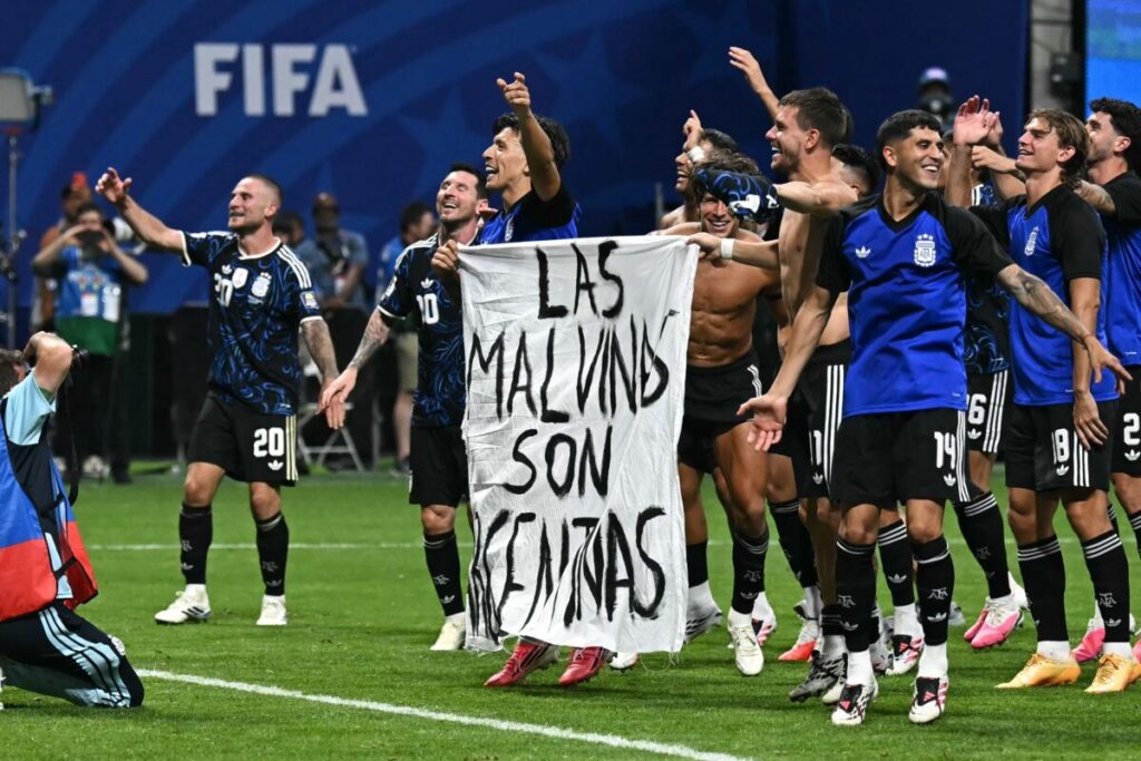 Qué dice el reglamento de la FIFA sobre la bandera de Malvinas que desplegaron los jugadores de Argentina Qué dice el reglamento de la FIFA sobre la bandera de Malvinas que desplegaron los jugadores de Argentina imagen-4