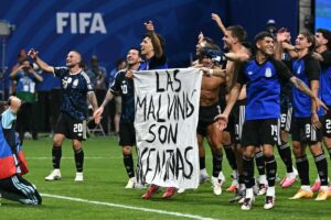 Qué dice el reglamento de la FIFA sobre la bandera de Malvinas que desplegaron los jugadores de Argentina imagen-2