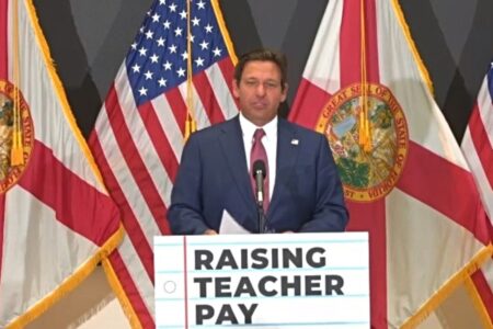 Alerta en Florida: la nueva ley de DeSantis que cambia las reglas para maestros hispanos imagen-11