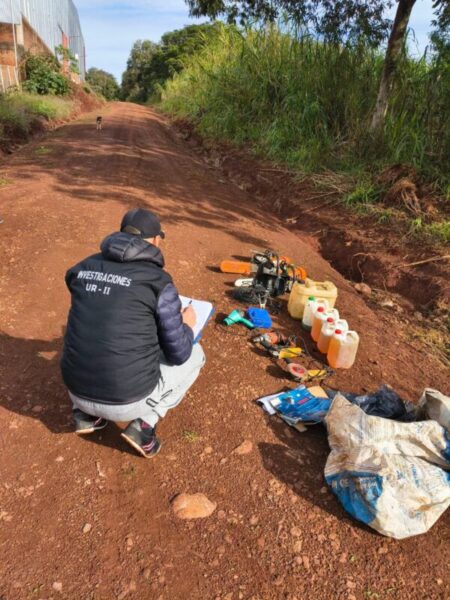 Tras recuperar la camioneta robada, la investigación llevó a la Policía hasta las herramientas ocultas en el monte imagen-71