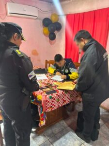Detuvieron a una mujer e incautaron celulares y un vehículo en la investigación por presuntas estafas con falsas promesas laborales imagen-1