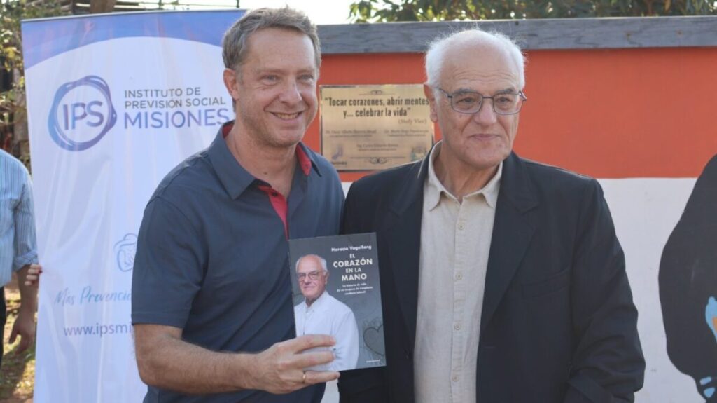 ❤️Durante un emotivo encuentro, el reconocido cirujano cardiovascular infantil, Dr. Horacio Vogelfang, presentó su libro 🫀 ❤️Durante un emotivo encuentro, el reconocido cirujano cardiovascular infantil, Dr. Horacio Vogelfang, presentó su libro 🫀 imagen-5