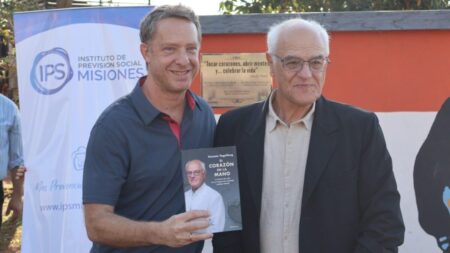 ❤️Durante un emotivo encuentro, el reconocido cirujano cardiovascular infantil, Dr. Horacio Vogelfang, presentó su libro 🫀 ❤️Durante un emotivo encuentro, el reconocido cirujano cardiovascular infantil, Dr. Horacio Vogelfang, presentó su libro 🫀 imagen-82