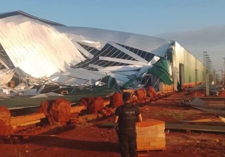 Un tinglado en construcción colapsó por las fuertes ráfagas de viento en Dos de Mayo Un tinglado en construcción colapsó por las fuertes ráfagas de viento en Dos de Mayo imagen-7