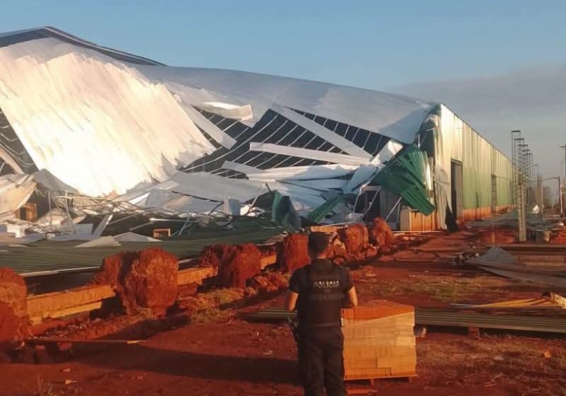 Un tinglado en construcción colapsó por las fuertes ráfagas de viento en Dos de Mayo Un tinglado en construcción colapsó por las fuertes ráfagas de viento en Dos de Mayo imagen-5