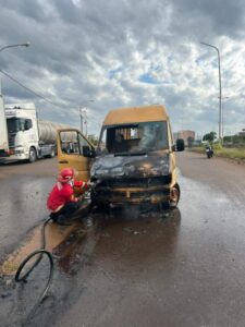 Bomberos sofocaron el incendio de una combi en Garupá y evitaron su propagación Bomberos sofocaron el incendio de una combi en Garupá y evitaron su propagación imagen-1