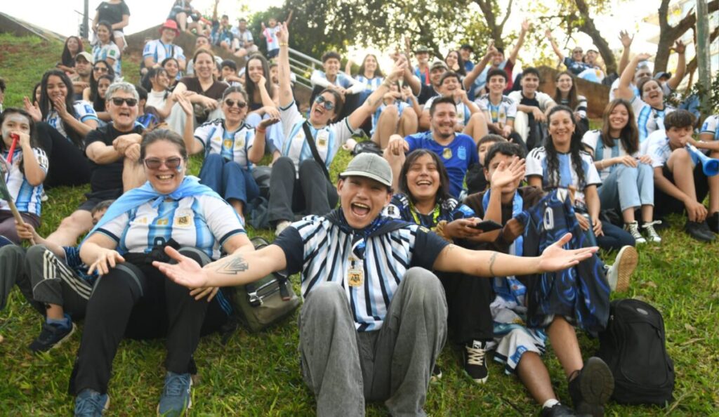 Cientos de hinchas se reunieron en Posadas para alentar a la Selección en la final del Mundial Cientos de hinchas se reunieron en Posadas para alentar a la Selección en la final del Mundial imagen-4