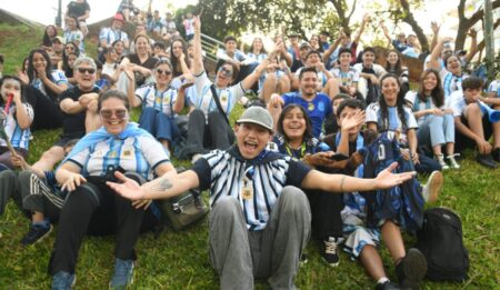 Cientos de hinchas se reunieron en Posadas para alentar a la Selección en la final del Mundial Cientos de hinchas se reunieron en Posadas para alentar a la Selección en la final del Mundial imagen-11