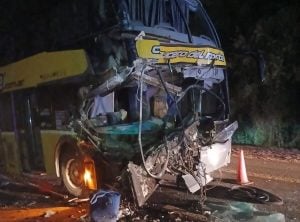 Choque entre un colectivo y un camión en Capioví: 50 personas permanecen en observación y cuatro continúan internadas Choque entre un colectivo y un camión en Capioví: 50 personas permanecen en observación y cuatro continúan internadas imagen-4