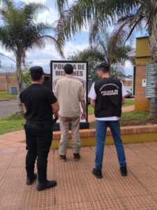 Detuvieron al hombre que se viralizó por maltratar perros: también fue denunciado por violencia familiar Detuvieron al hombre que se viralizó por maltratar perros: también fue denunciado por violencia familiar imagen-1