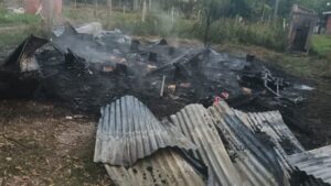 Fuego arrasó una casa en Iguazú y dejó a una familia con pérdidas totales Fuego arrasó una casa en Iguazú y dejó a una familia con pérdidas totales imagen-2