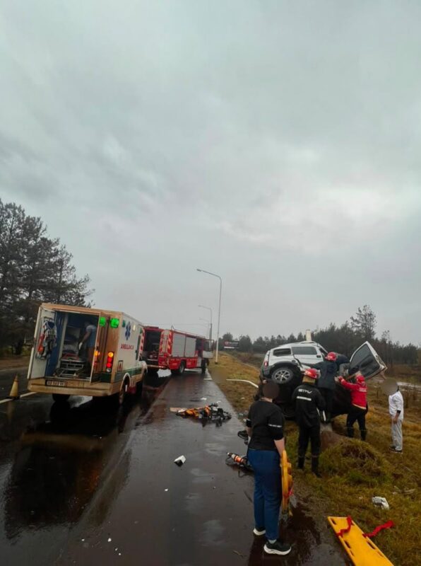 Un hombre falleció y otras dos personas resultaron heridas tras el despiste de un vehículo sobre la Ruta Nacional 12 en Candelaria Un hombre falleció y otras dos personas resultaron heridas tras el despiste de un vehículo sobre la Ruta Nacional 12 en Candelaria imagen-5