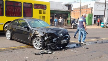 Brutal choque sobre avenida Uruguay dejó tránsito cortado imagen-6