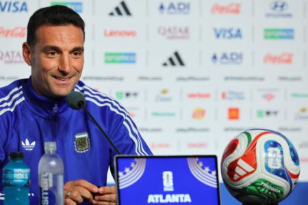 Lionel Scaloni confirmó que Leandro Paredes va a estar disponible para el partido ante Egipto: “Va a jugar” imagen-8