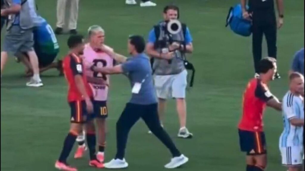 Dani Olmo desmintió a Roberto Ayala y no aceptó las disculpas tras la agresión del asistente de Lionel Scaloni imagen-4