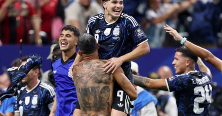 Julián Álvarez, tras el triunfazo ante Inglaterra: «Hacemos lo que hacemos toda la vida: jugar al fútbol» Julián Álvarez, tras el triunfazo ante Inglaterra: "Hacemos lo que hacemos toda la vida: jugar al fútbol" imagen-18