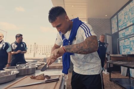La selección argentina mostró la intimidad del “asado cábala” en la previa contra Inglaterra por las semifinales imagen-8
