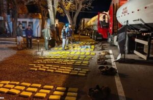 Frenaron la marcha de dos camiones cisterna y encontraron el “combustible” del viaje: 388 kilos de cocaína imagen-2