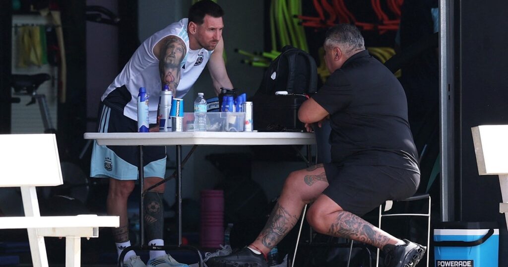 Lionel Messi charló mano a mano con Chiqui Tapia: qué pasó en la última práctica de la Selección antes del partido vs Cabo Verde imagen-98