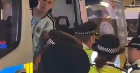 Lo salvaron de milagro: la Policía rescató a un hincha argentino antes de ser linchado en Londres imagen-7